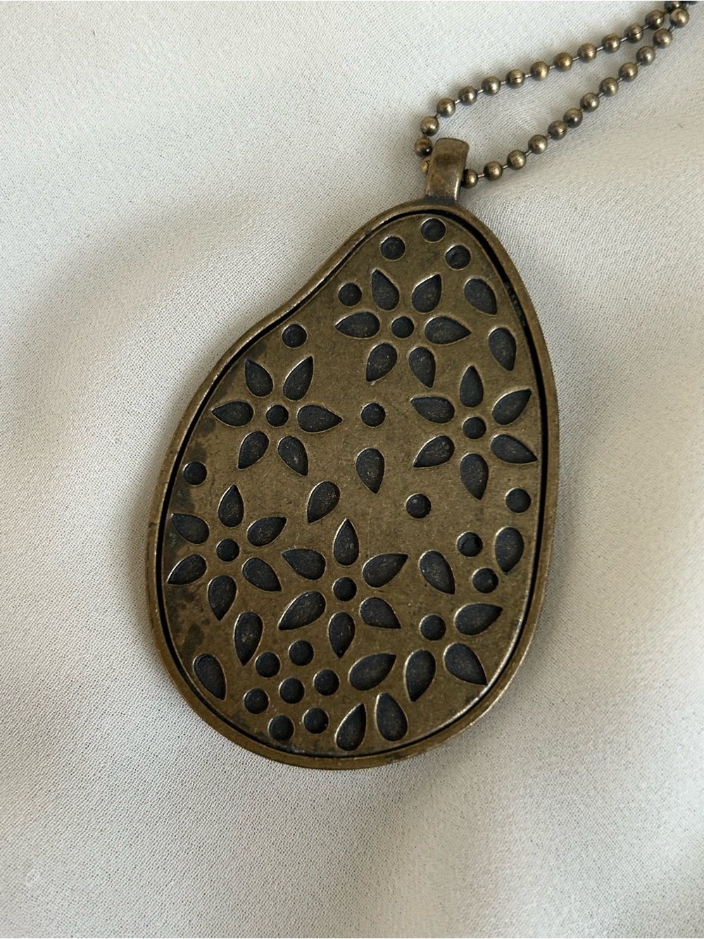 Vintage Peacock Feather Pendant Necklace – Ornate Teardrop Design - Picture 3 of 5
